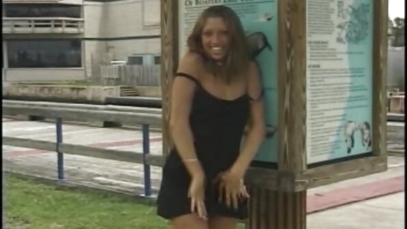 בסרטון הלוהט הזה, מלאני עירומה לגמרי על המדרגות בעוד חברתה טיפאני משתמשת עליה בדילדו סגול. אל תפספסו את אתרי סקס סרטים חינם הסרטון המלא ב-SpunkyAngels.
