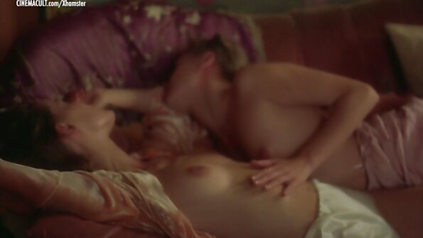 מליסה א' מציגה את גופה סקס חינם לסביות הצמוד בטבע